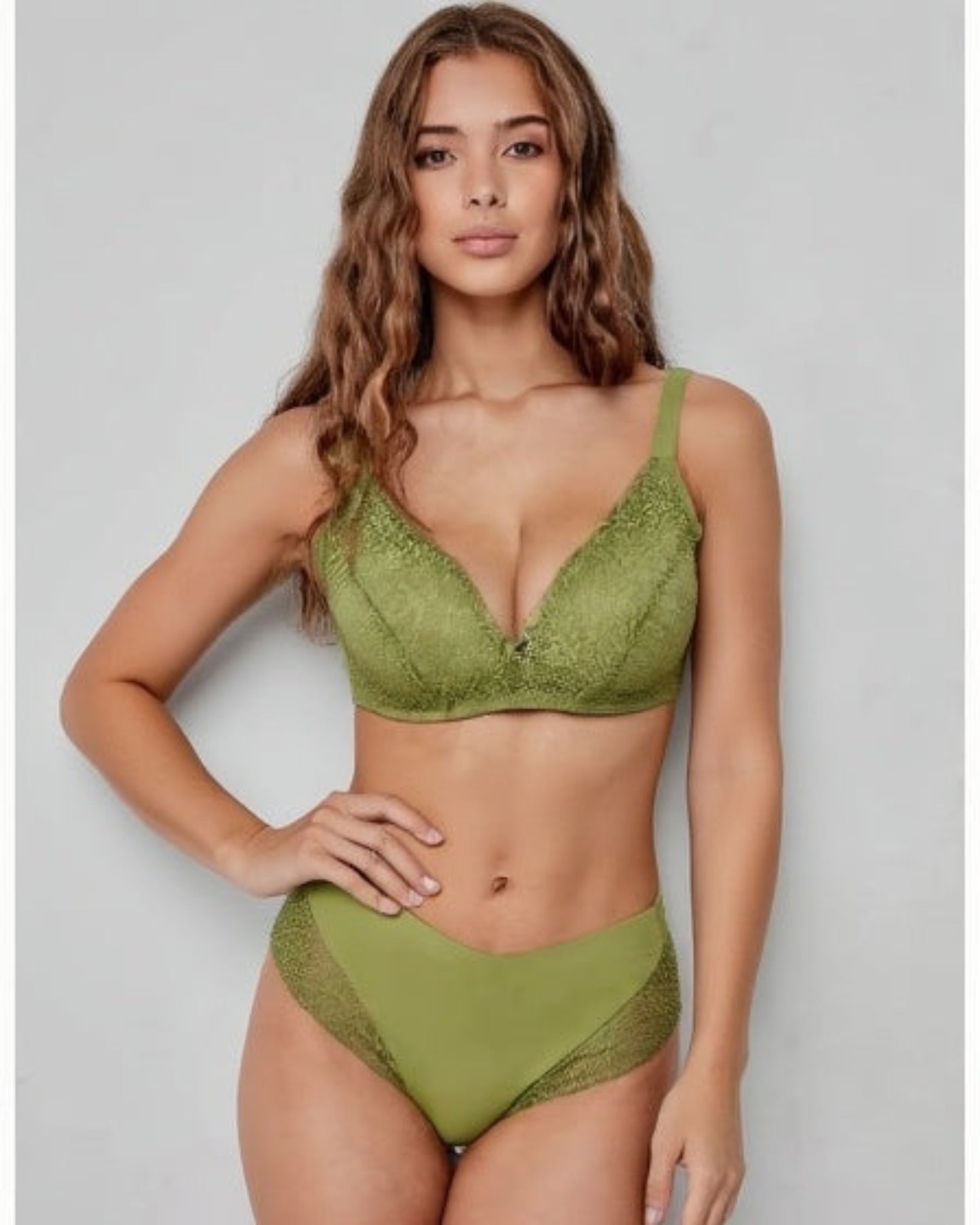 Conjunto lencería verde oliva – Sujetador realce y braguita encaje moderno