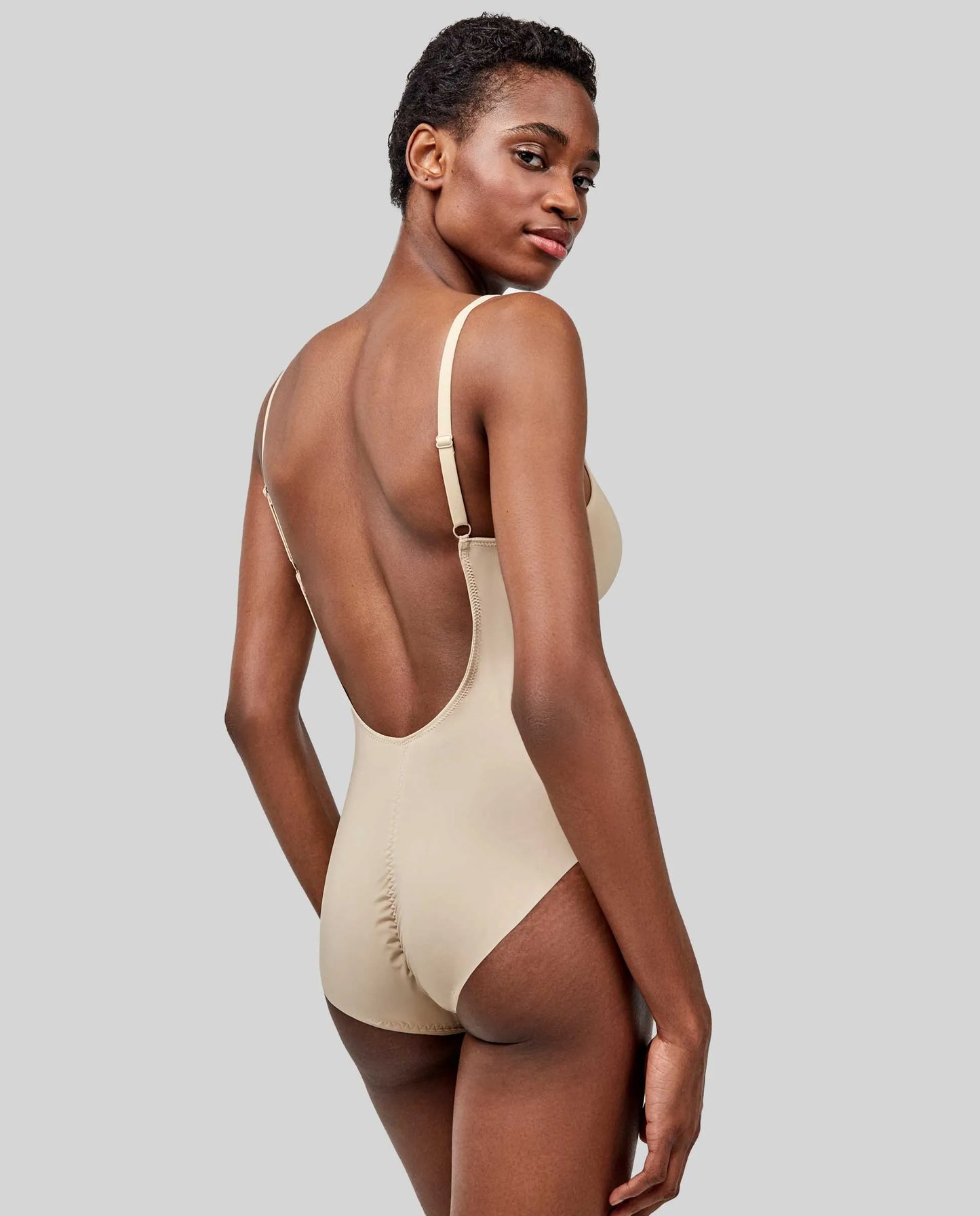 Body moldeador efecto tanga, con aro y espalda libre, de microfibra
Gisela