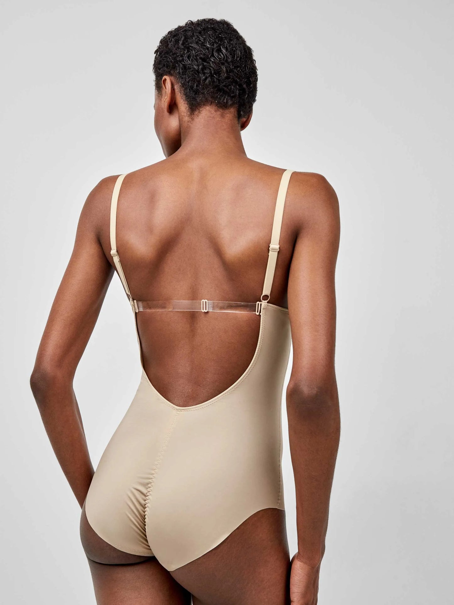 Body moldeador efecto tanga, con aro y espalda libre, de microfibra
Gisela