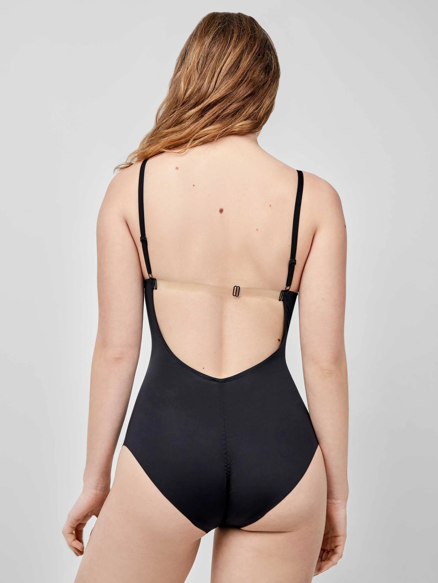 Body moldeador efecto tanga, con aro y espalda libre, de microfibra
Gisela