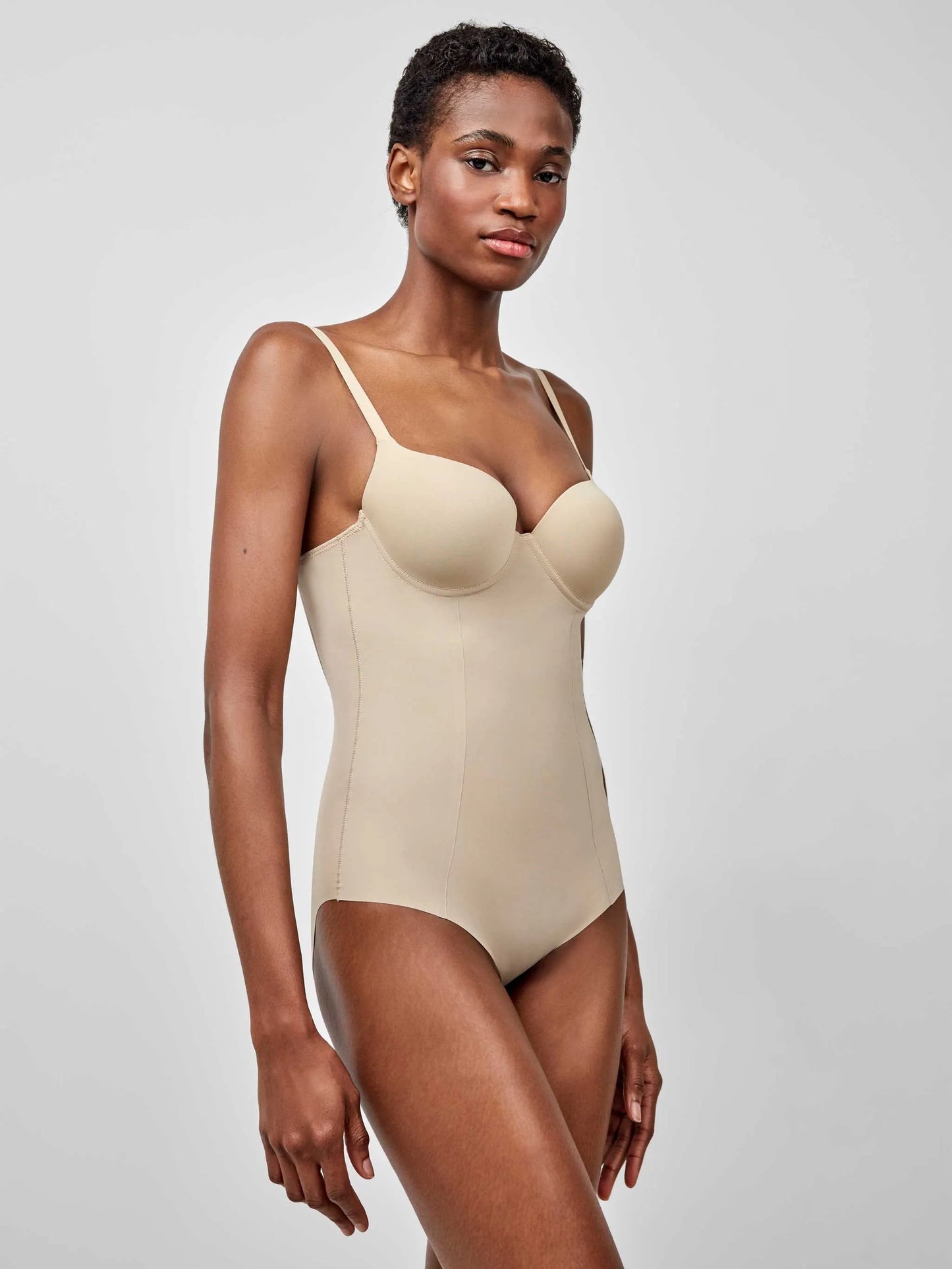 Body moldeador efecto tanga, con aro y espalda libre, de microfibra
Gisela