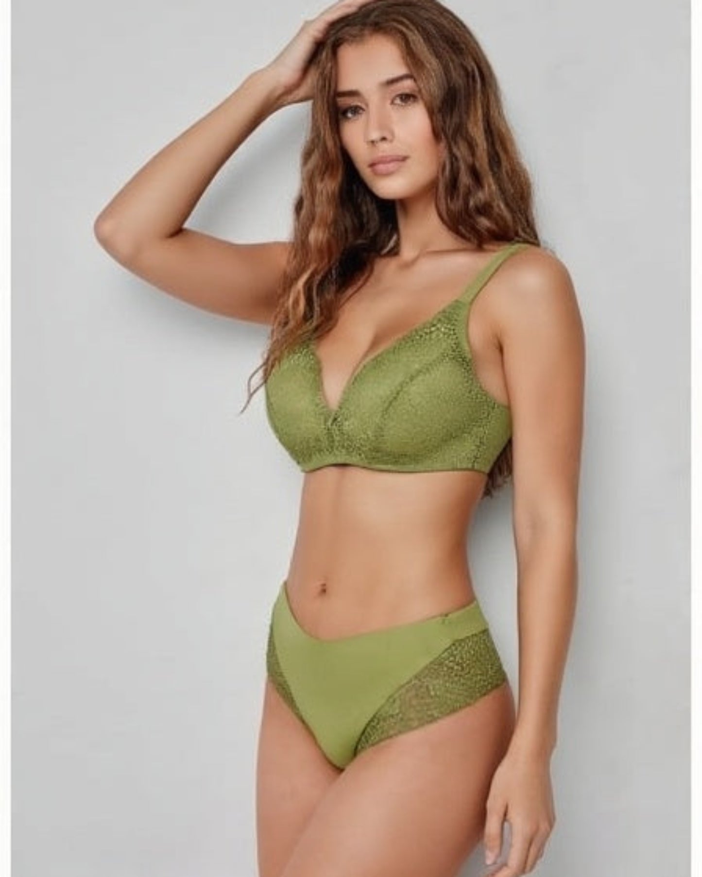 Conjunto lencería verde oliva – Sujetador realce y braguita encaje moderno